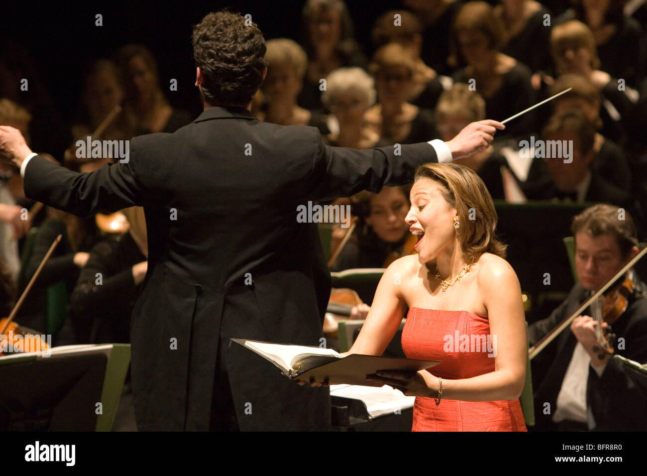 Bronwen Forbay ausführen die Schöpfung von Joseph Haydn mit der Yale Alumni Chor und Johannesburg Festival Orchestra. Stockfoto