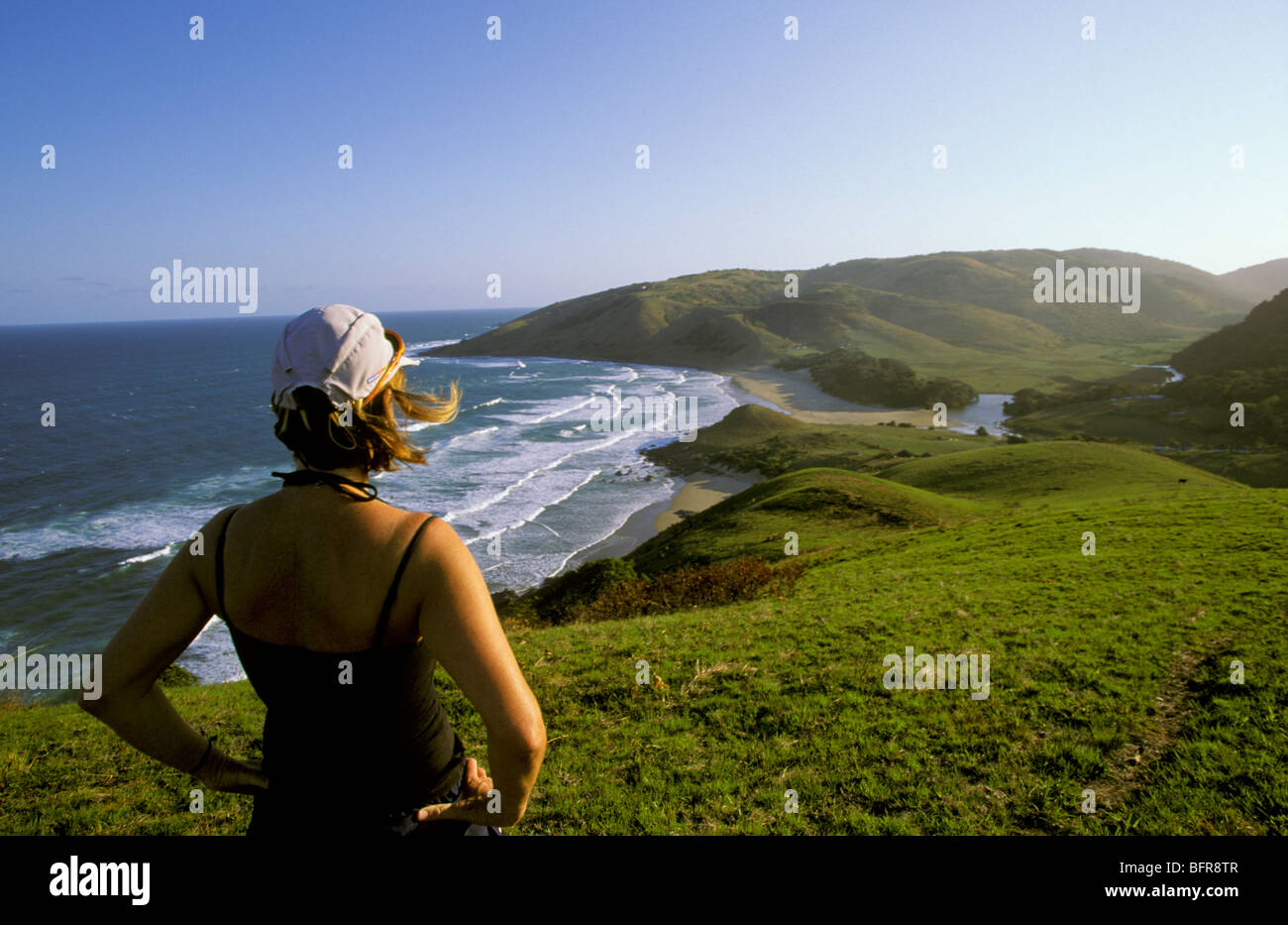 Wanderer genießen Sie den Blick über bewachsenen Dünen der wilden Küste Stockfoto