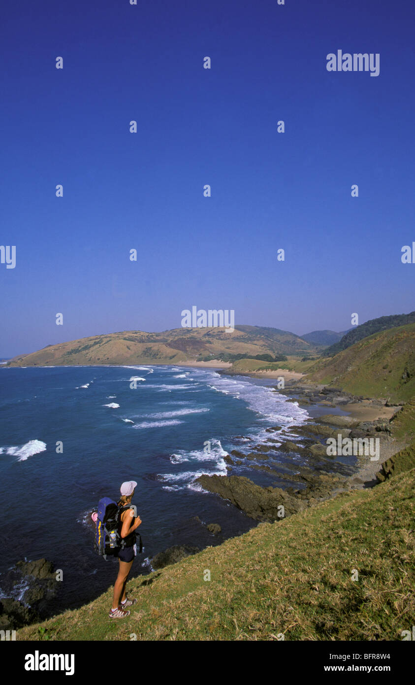 Wanderer zu Fuß entlang der Küste Stockfoto