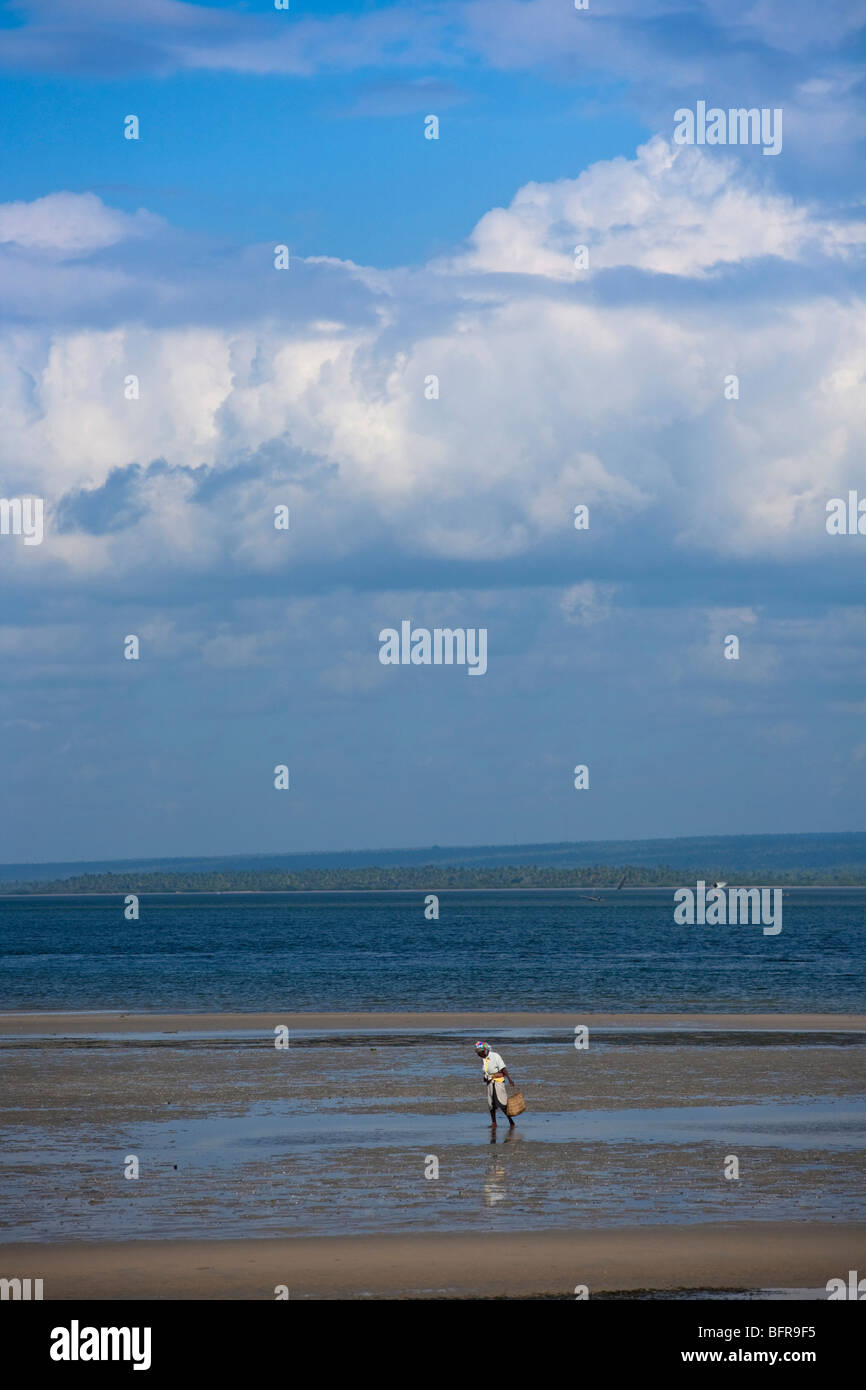 Frau zu Fuß am Strand Stockfoto