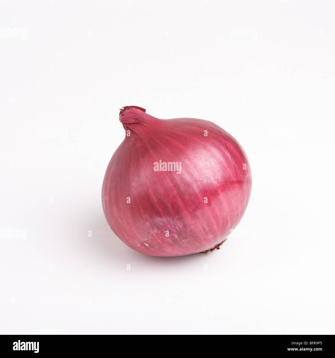 Lebhafte rote Salat Zwiebel auf weißen Hintergrund isoliert. Stockfoto