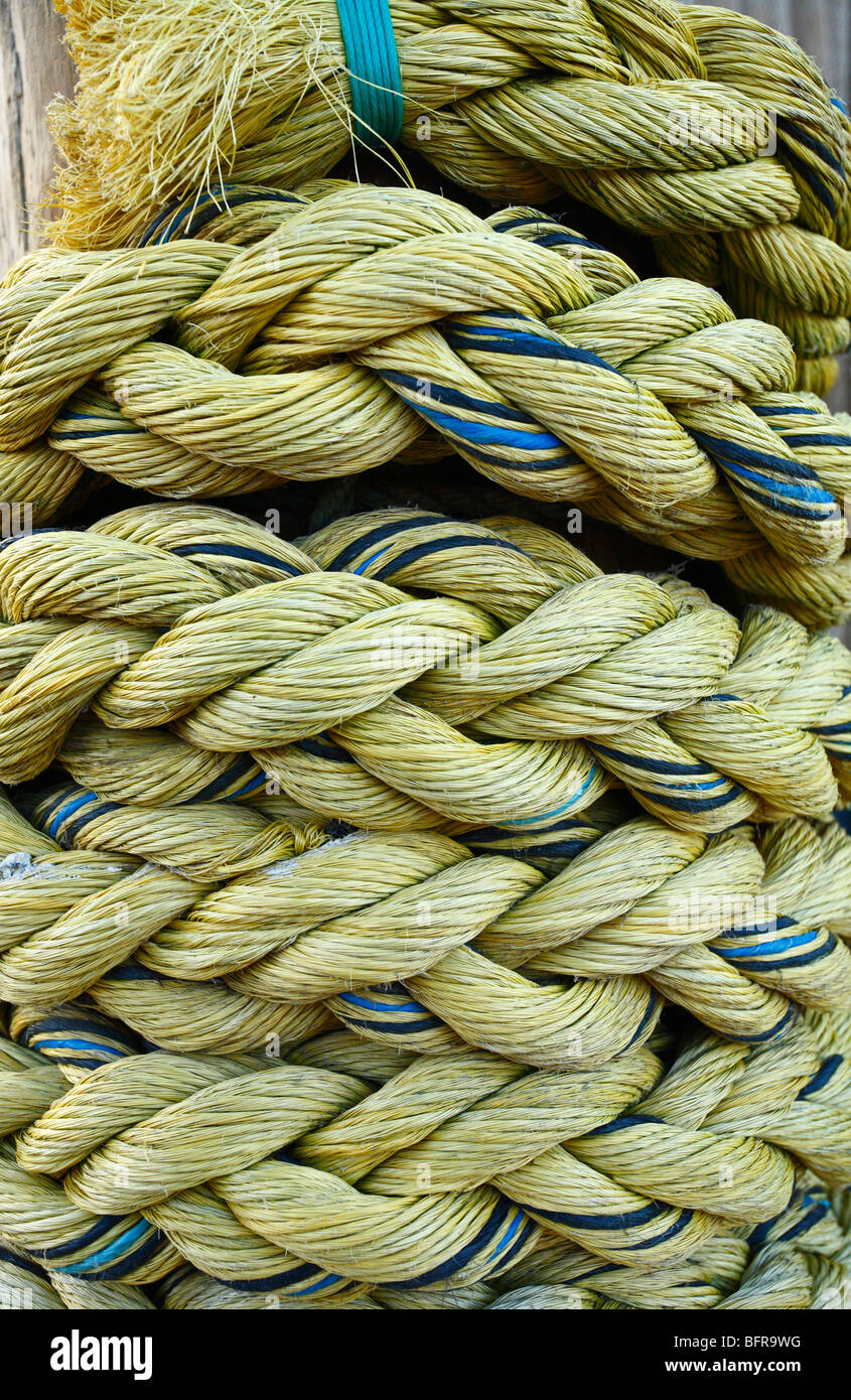 Nahaufnahme von einem schweren Seil festmachen ein Fischerboot. Stockfoto