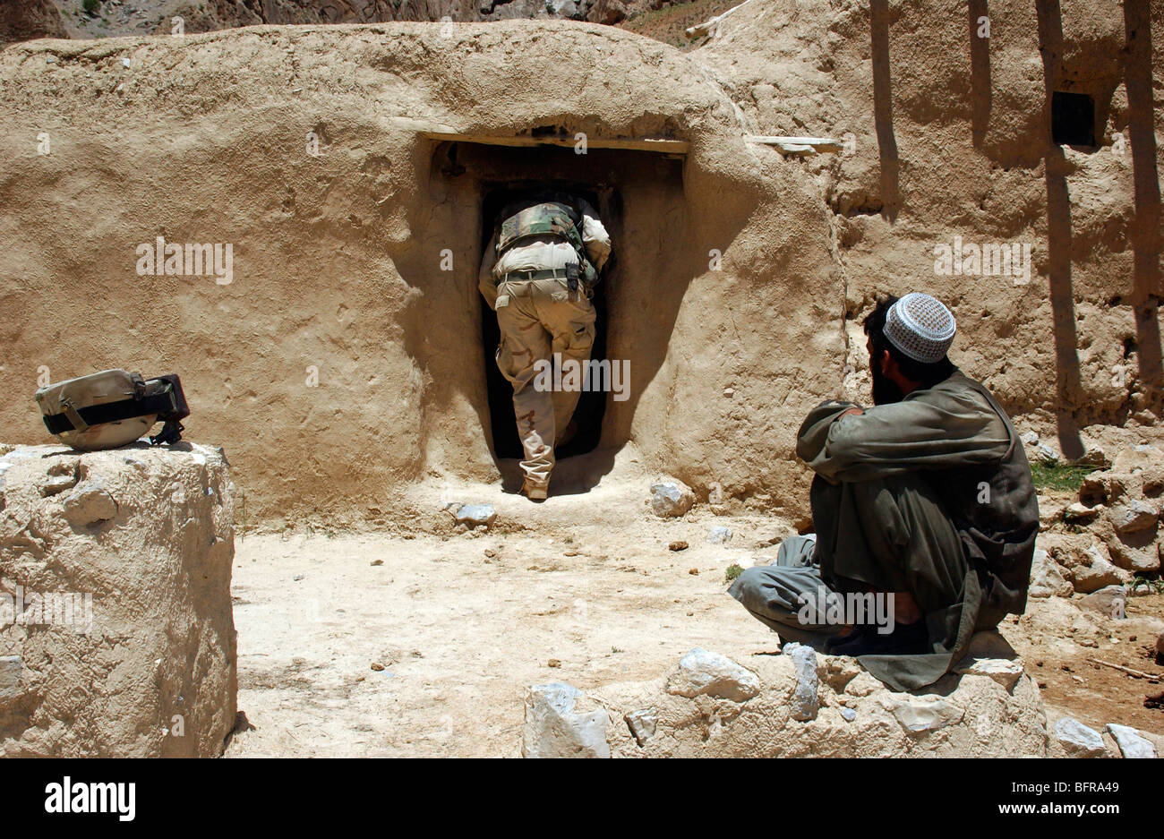 Ein Soldat der Nationalgarde sucht die Heimat des Mitglied mutmaßliche Taliban in Afghanistan. Stockfoto