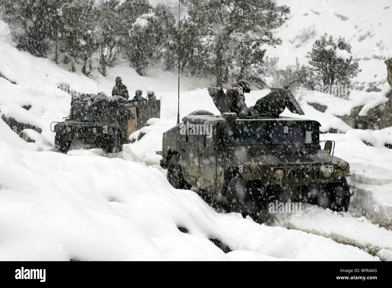 30. Dezember 2004 - Durchführung von US-Marines eine berittene Patrouille in den kalten und schneereichen Wetter Khowst-Gardez Pass in Afghanistan Stockfoto