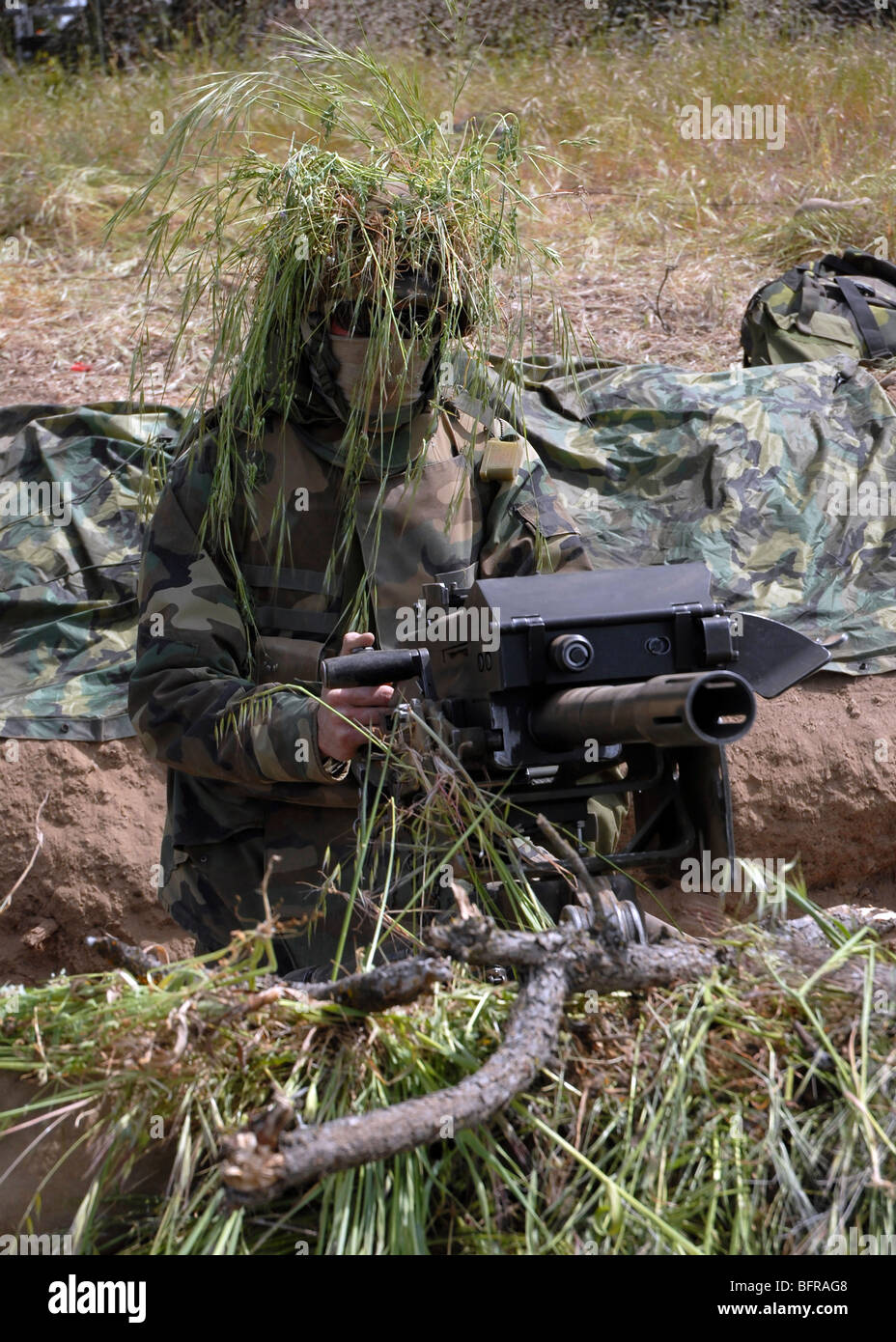 Ein Soldat manning eine automatische MK-19-Mannschaft dienen Granatwerfer während Feld Übung Lager Duell. Stockfoto