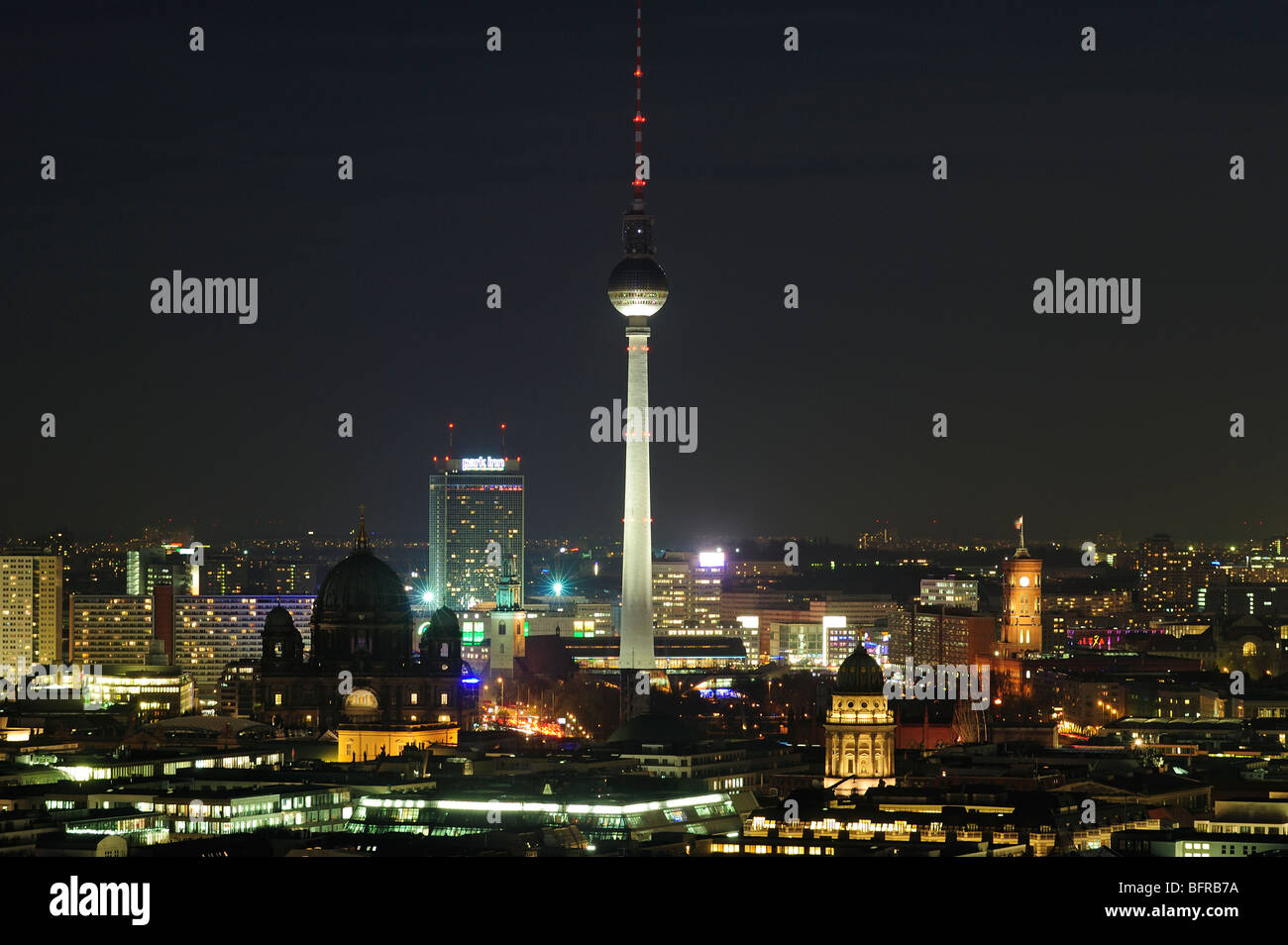 Panorama auf die nächtliche Skyline von Berlin mit Fernsehturm, TV Turm, Berliner Dom, Berlin, Deutschland. Stockfoto