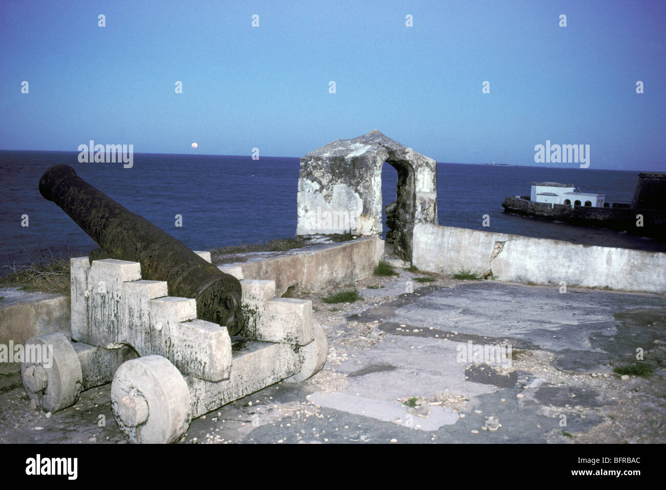 Mondaufgang über Fort Sal Sebastiao mit einer alten Canon auf Rädern Stockfoto
