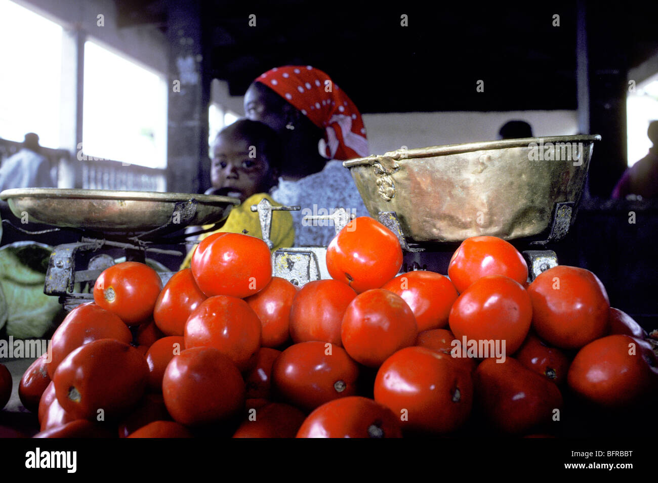 Tomaten für den Verkauf auf dem Markt mit alten ramponierten Waage Stockfoto