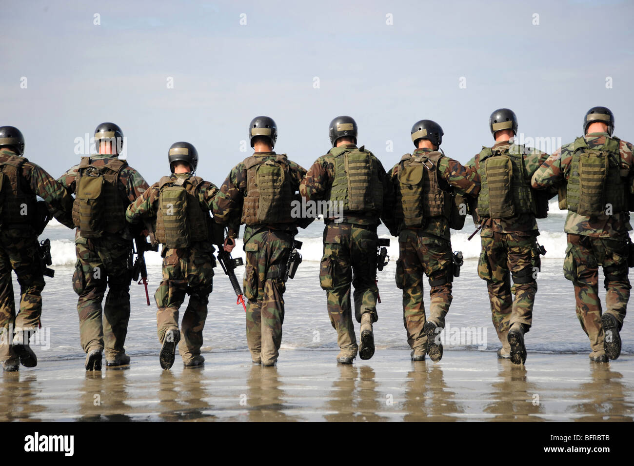 Crewman Qualifikation Ausbildung von Studenten schlagen die Brandung vor Beginn der medizinischen Unterweisung. Stockfoto