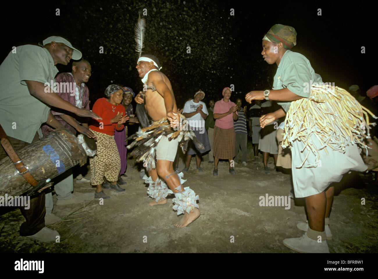 Mitarbeiter von Jao Camp führen traditionelle Tanzeinlagen für die Gäste Stockfoto