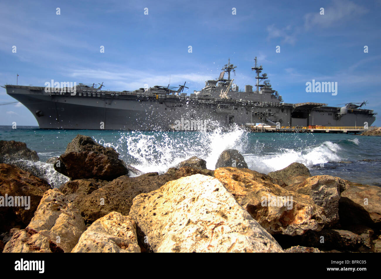 Die amphibische Angriff Schiff USS Kearsarge Besuch der niederländischen Antillen für das humanitäre Projekt. Stockfoto