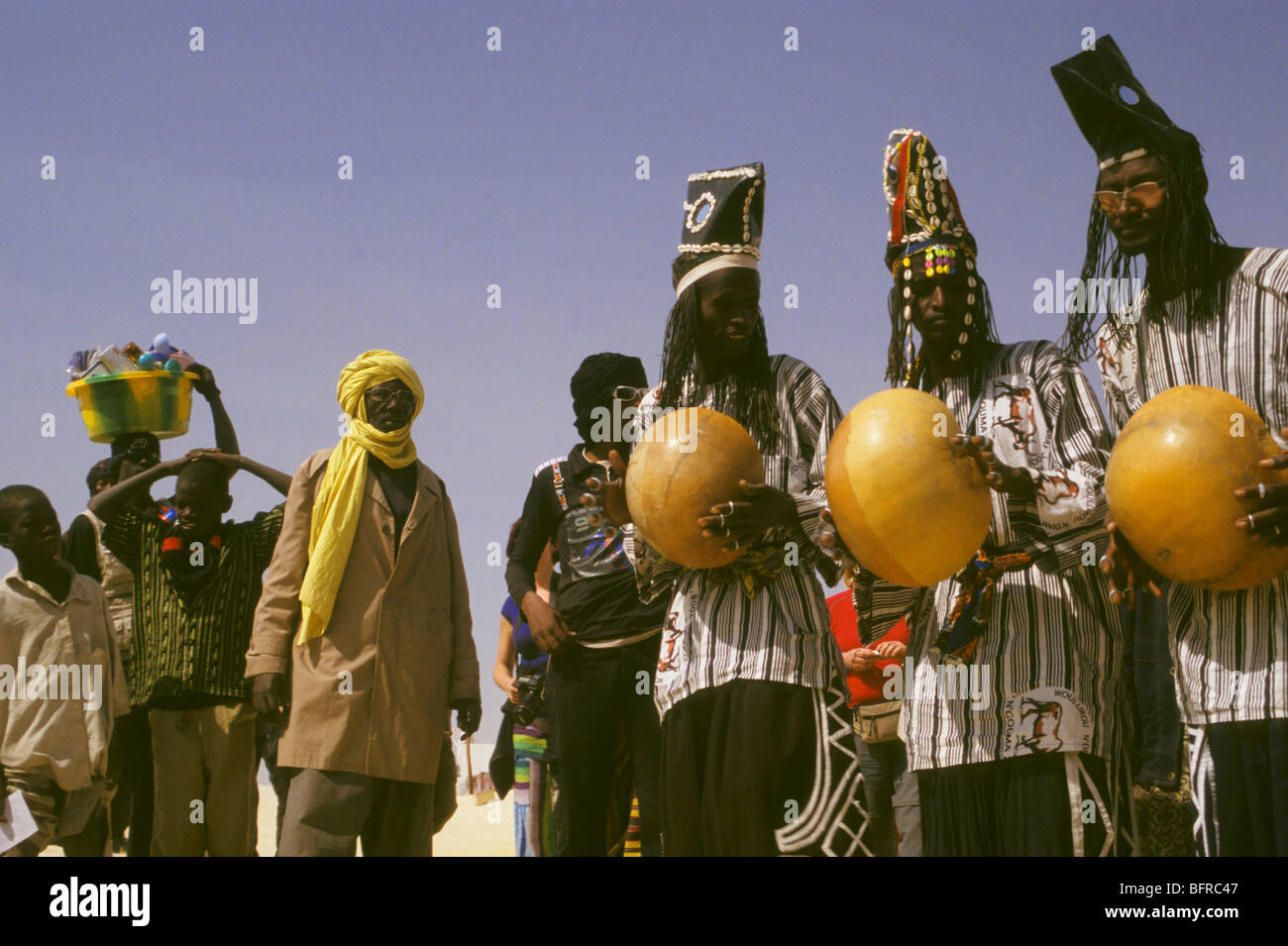 Fulani-Stammesangehörigen spielen eine traditionelle Form der Trommel aus getrockneten Kürbisschalen auf dem Festival der Wüste. Stockfoto