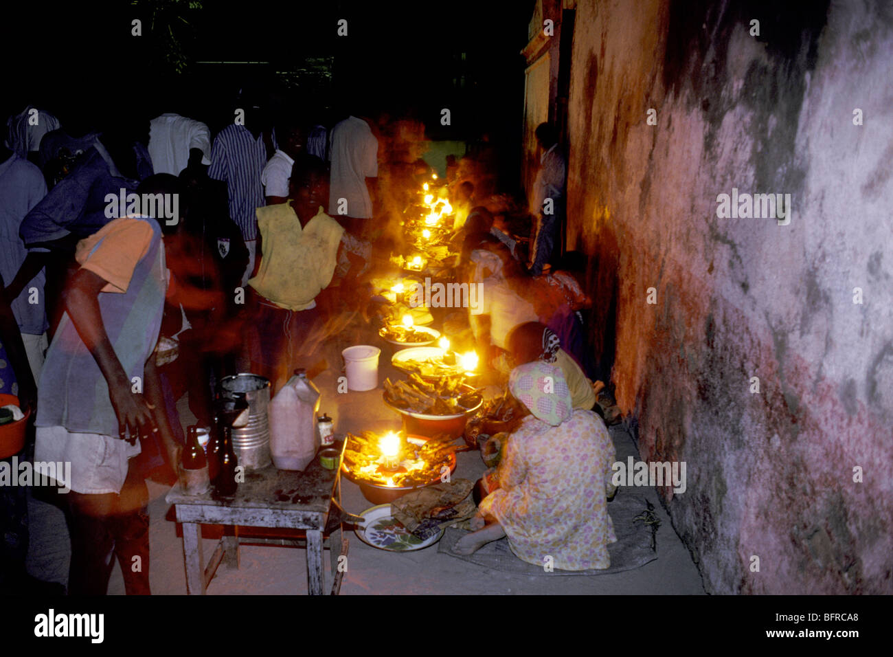 Imbissstände mit Paraffinlampen verkaufen Essen am Abend Stockfoto