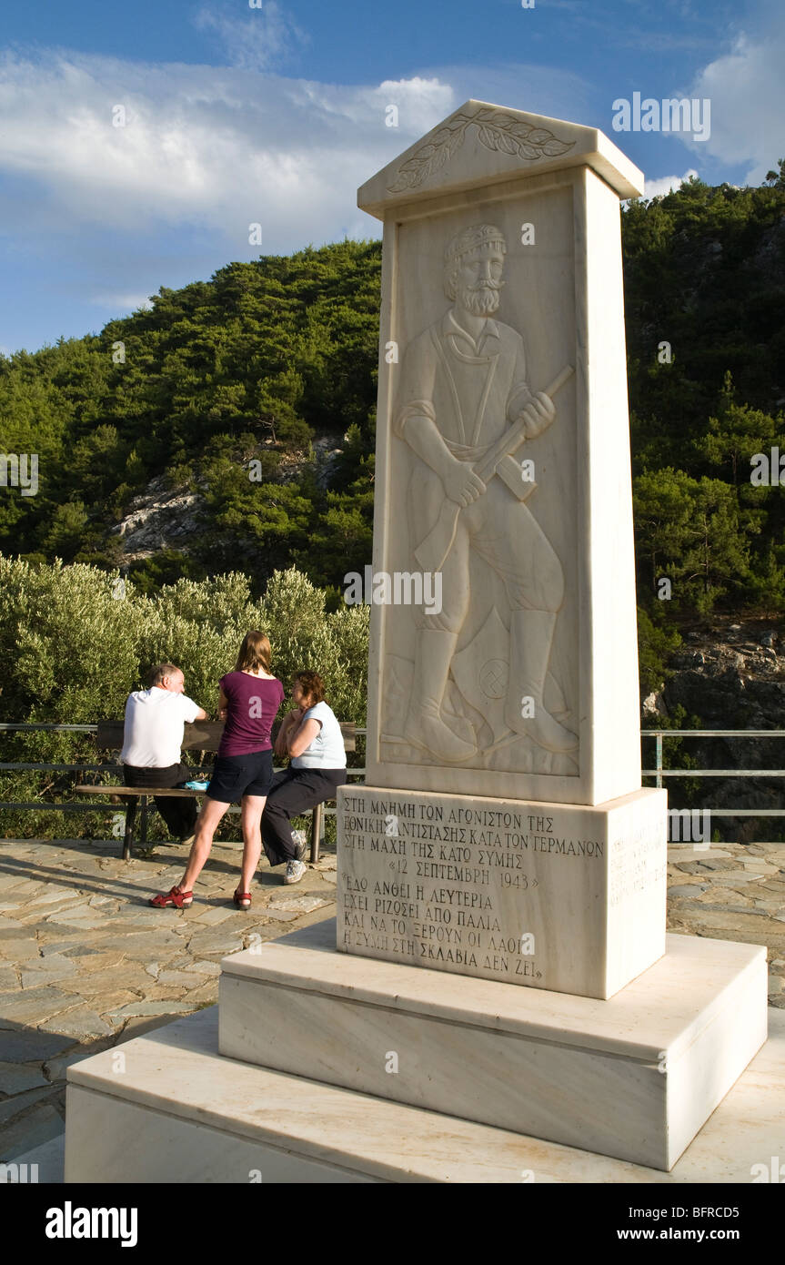 Dh Kato Simi VIANNOS Griechenland Kreta Gedenkstätte Deutscher Widerstand Monument und Touristen Weltkrieg II. Stockfoto