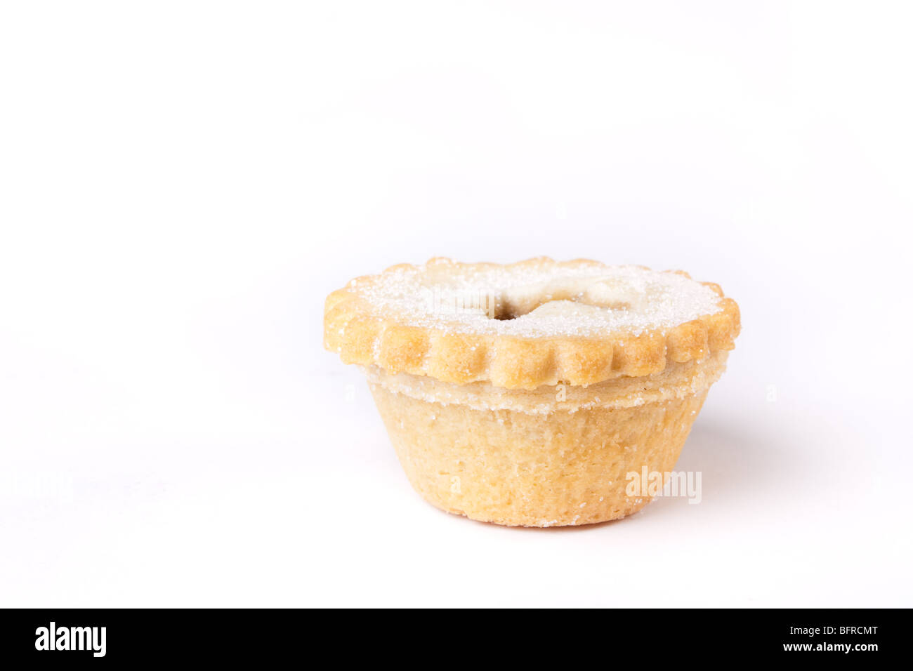 Einzelne Sweet Mince Pie auf weißen Hintergrund isoliert. Stockfoto