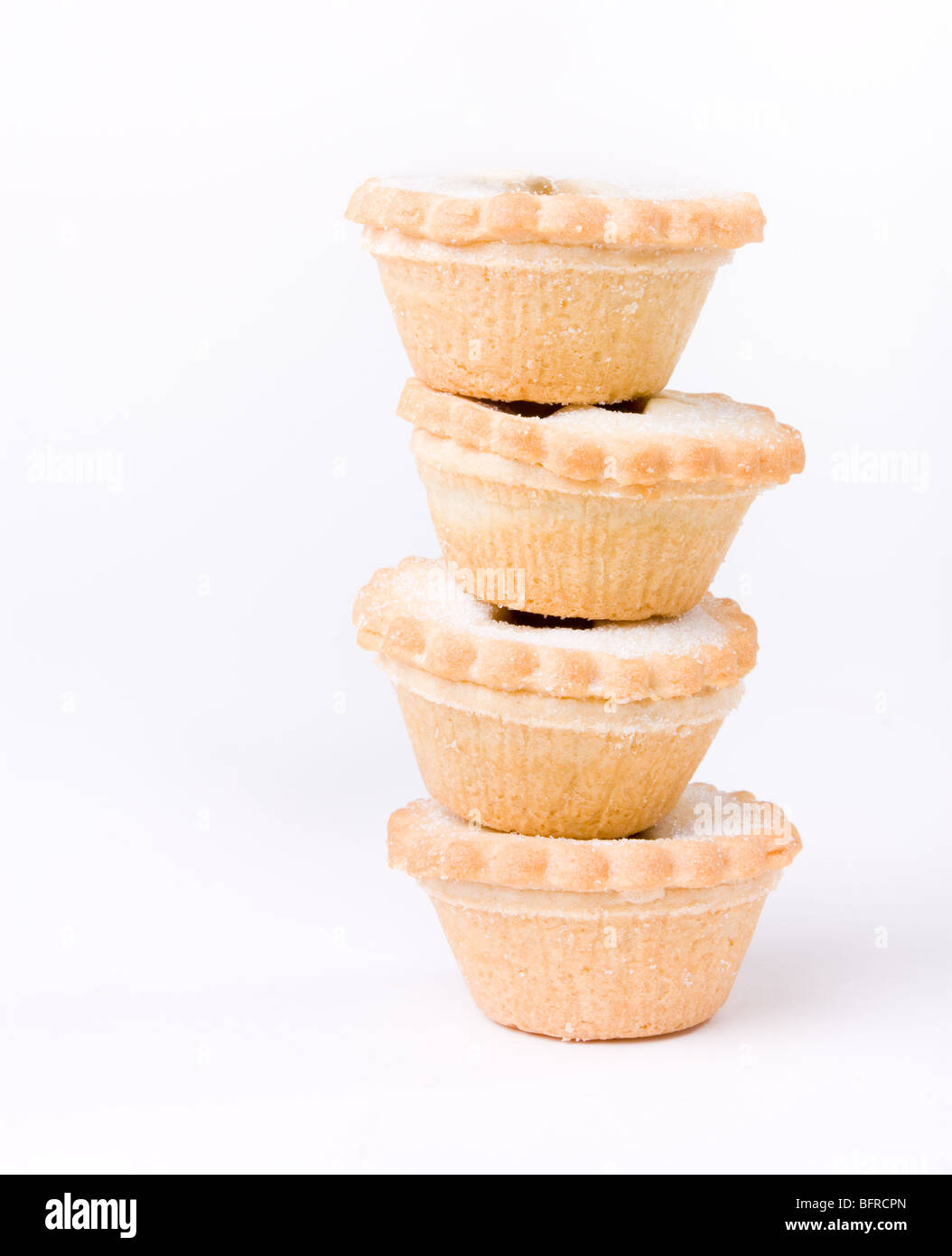 Turm der gezuckerten Sweet Mince Pies auf einfachen weißen Hintergrund. Stockfoto