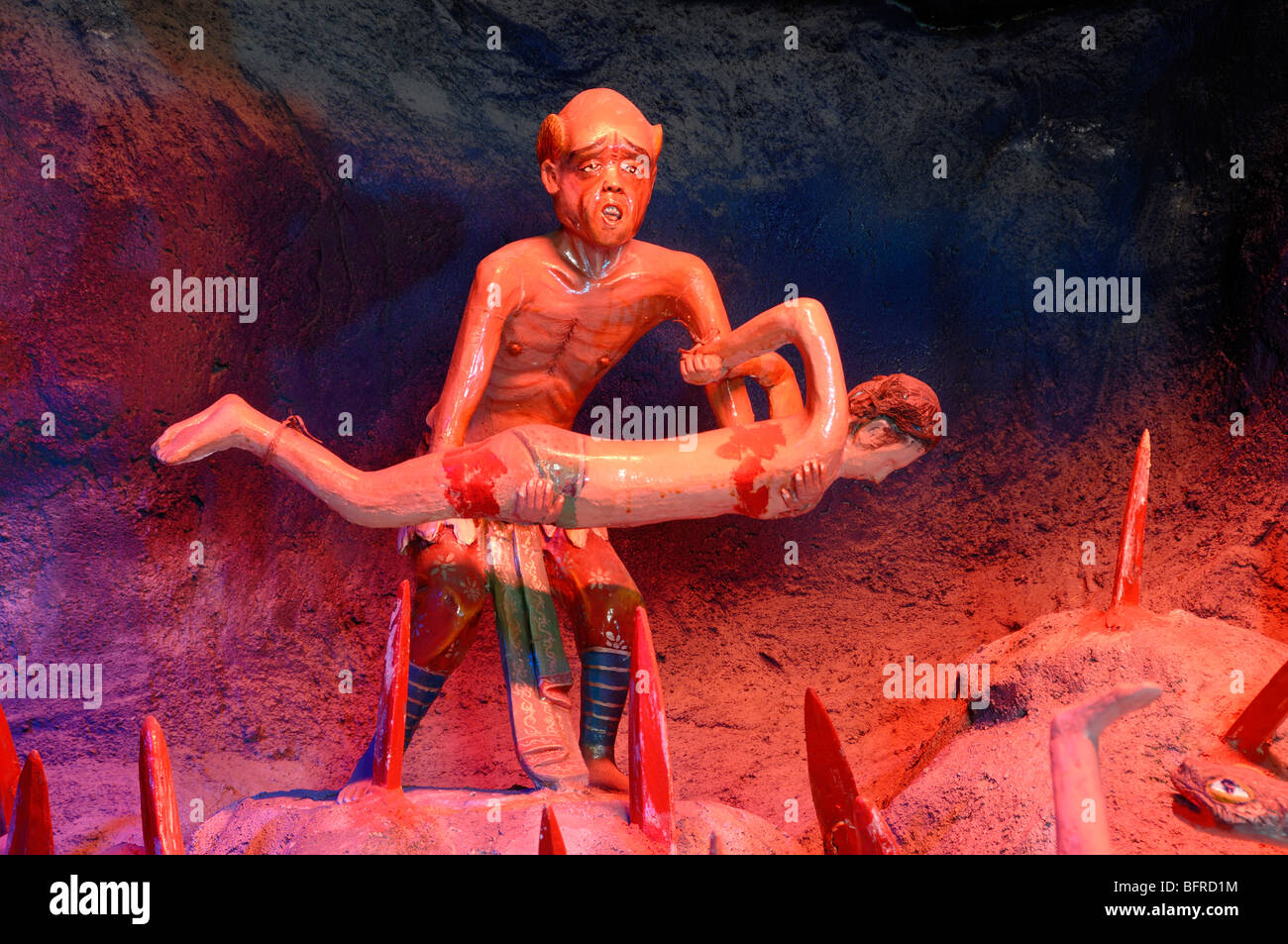 Chinesische Folter im Höllenfeuer, Satan oder der Teufel, der Sinner auf Pfählen aufspießt, fünfter Hof der Hölle, Tiger Balm Garden oder Tiger Balm Gardens, Singapur Stockfoto