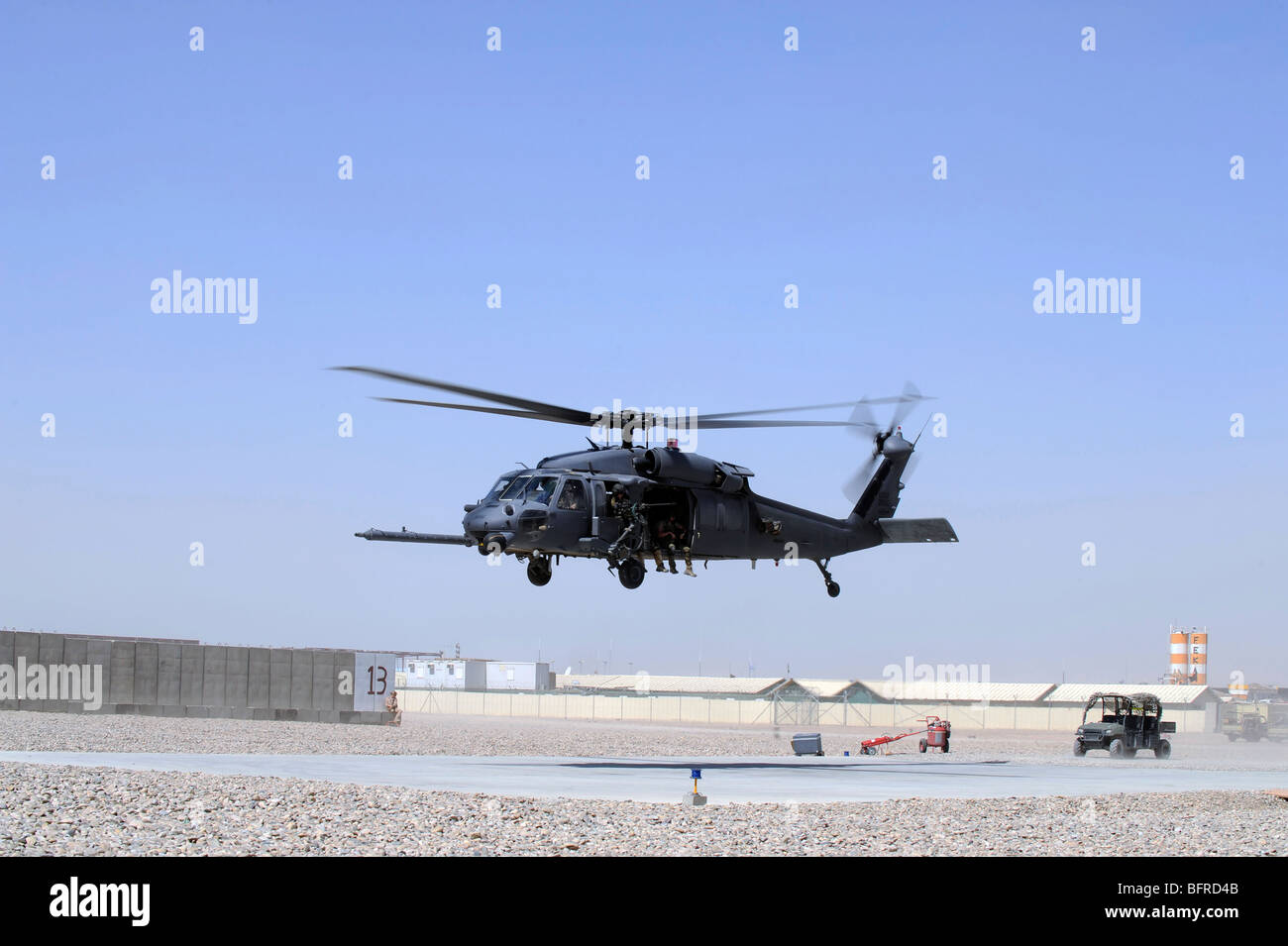 Ein HH - 60G Pave Hawk ausziehen aus Camp Bastion, Afghanistan. Stockfoto
