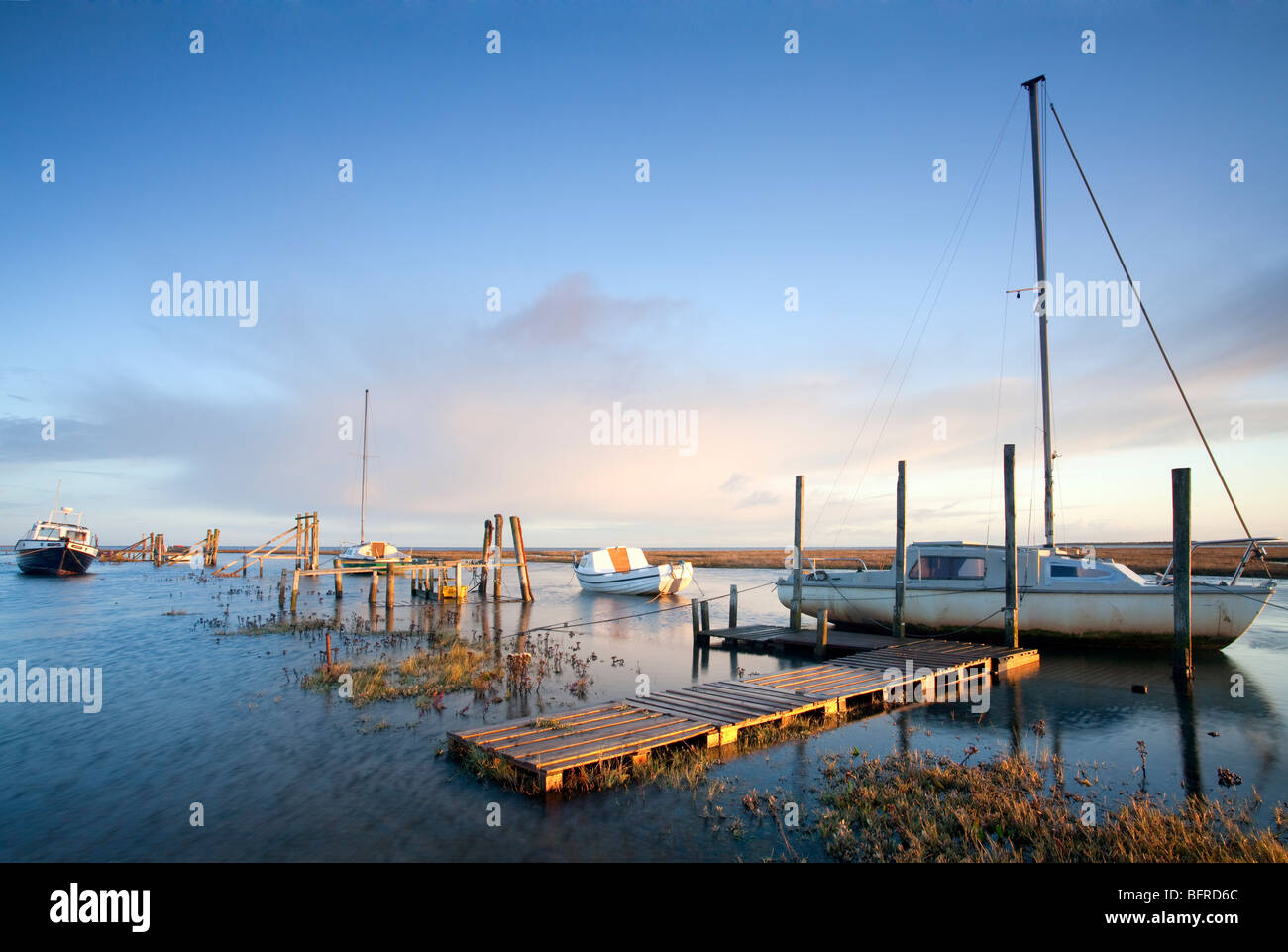 Boote bei Flut an einem ruhigen Novembermorgen bei Dornweiler an der Nordküste Norfolk Stockfoto