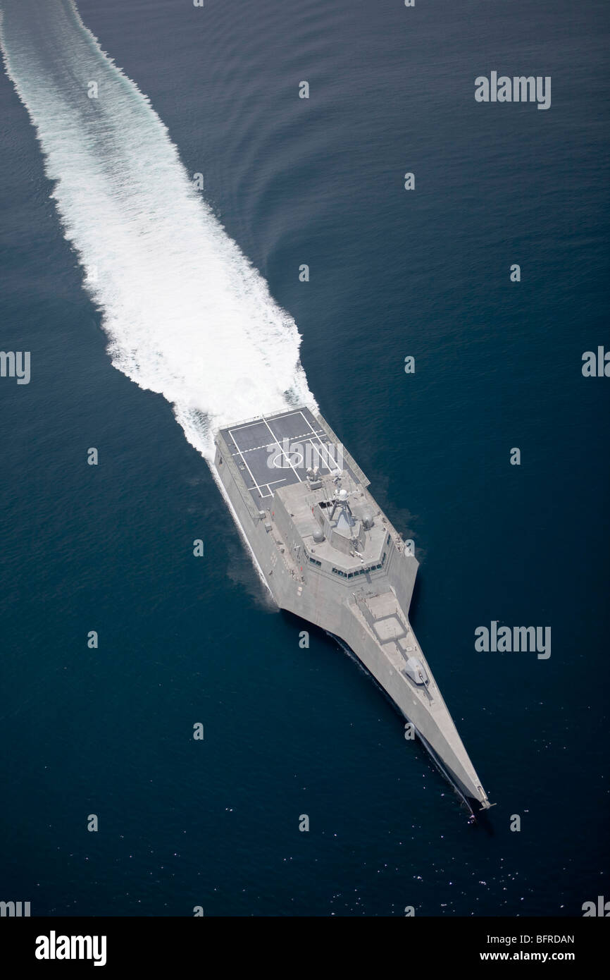Luftaufnahme des littoral combat Schiffes Unabhängigkeit im Gange während des Erbauers Studien im Golf von Mexiko. Stockfoto
