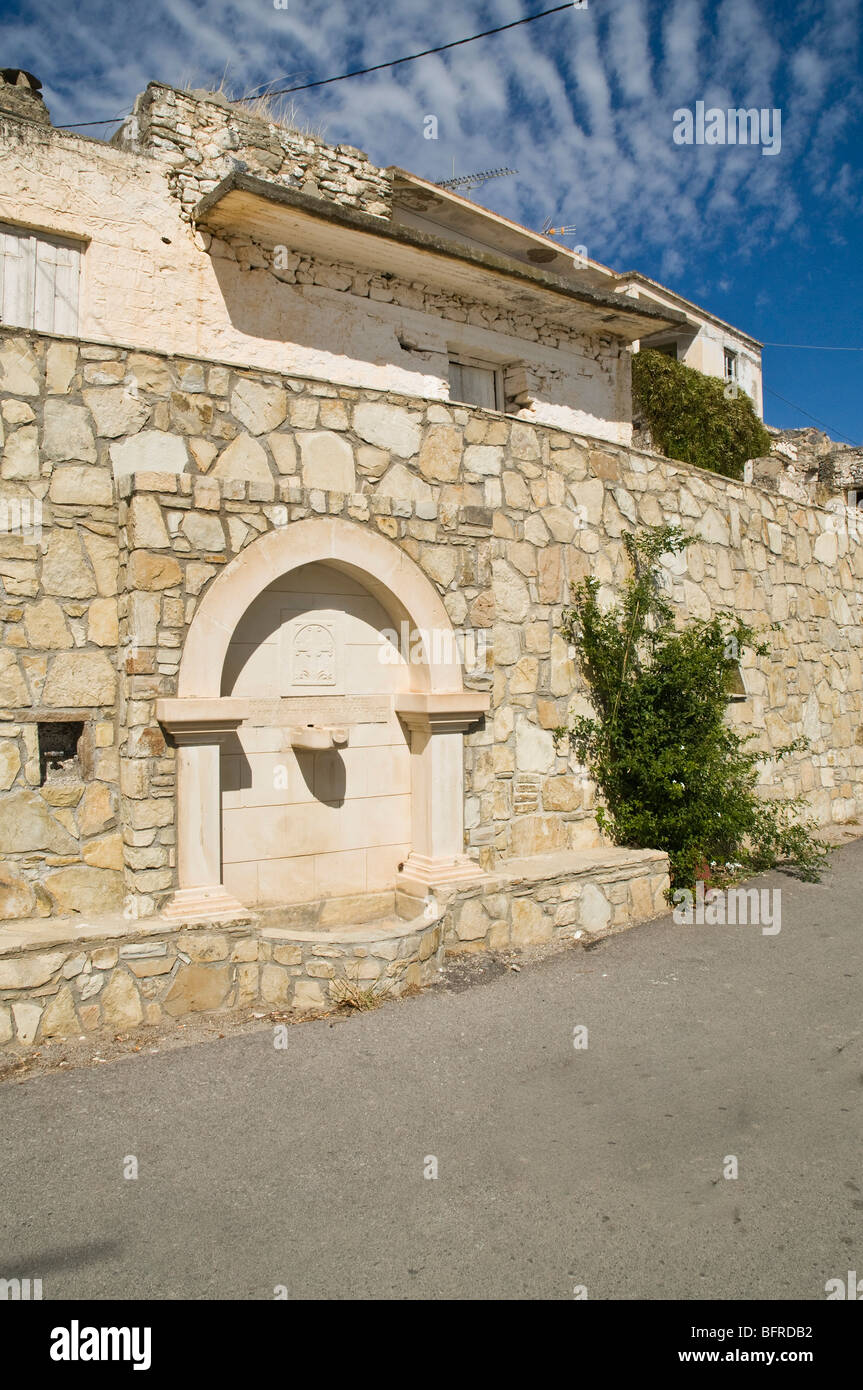 dh Anatoli IERAPETRA Griechenland Kreta Dorf Wasser Brunnen am Straßenrand Stockfoto