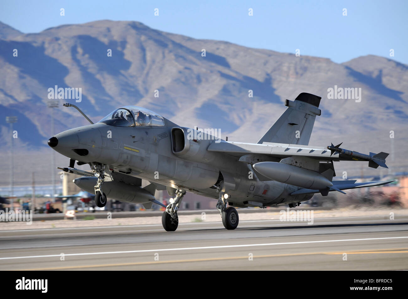 Eine italienische Luftwaffe AMX Kämpfer landet auf dem Nellis Air Force Base in Nevada. Stockfoto