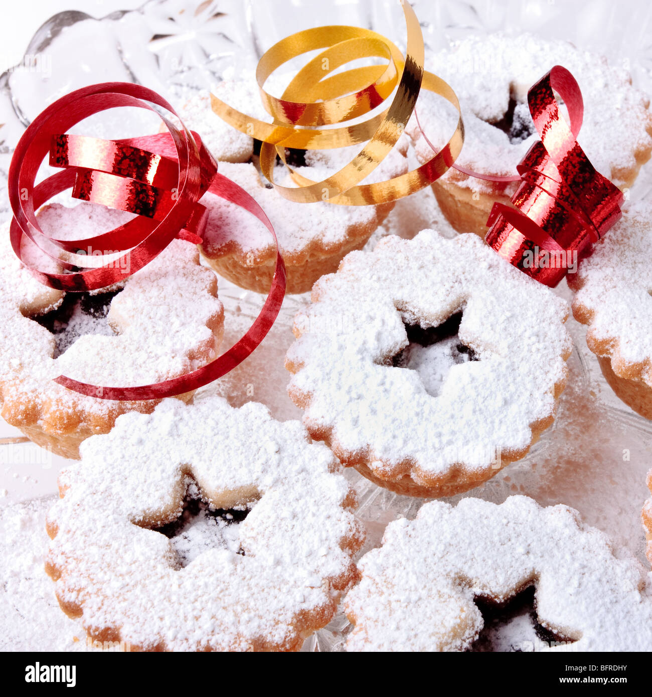 Hintergrundbild von Sweet Mince Pies und Bänder mit Puderzucker bestäubt. Stockfoto