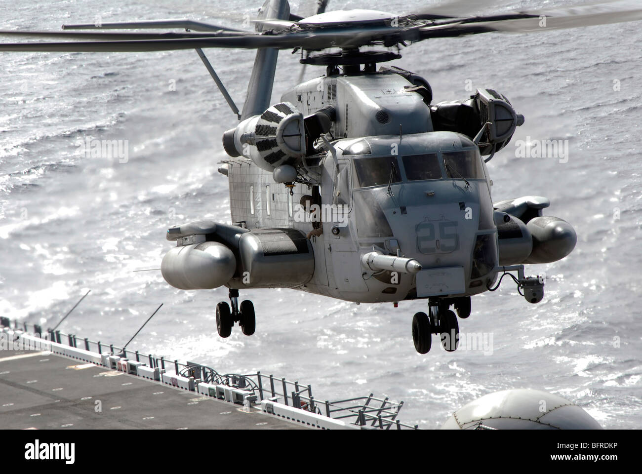 Ein CH-53E Super Stallion-Hubschrauber hebt vom USS Makin Island ab. Stockfoto
