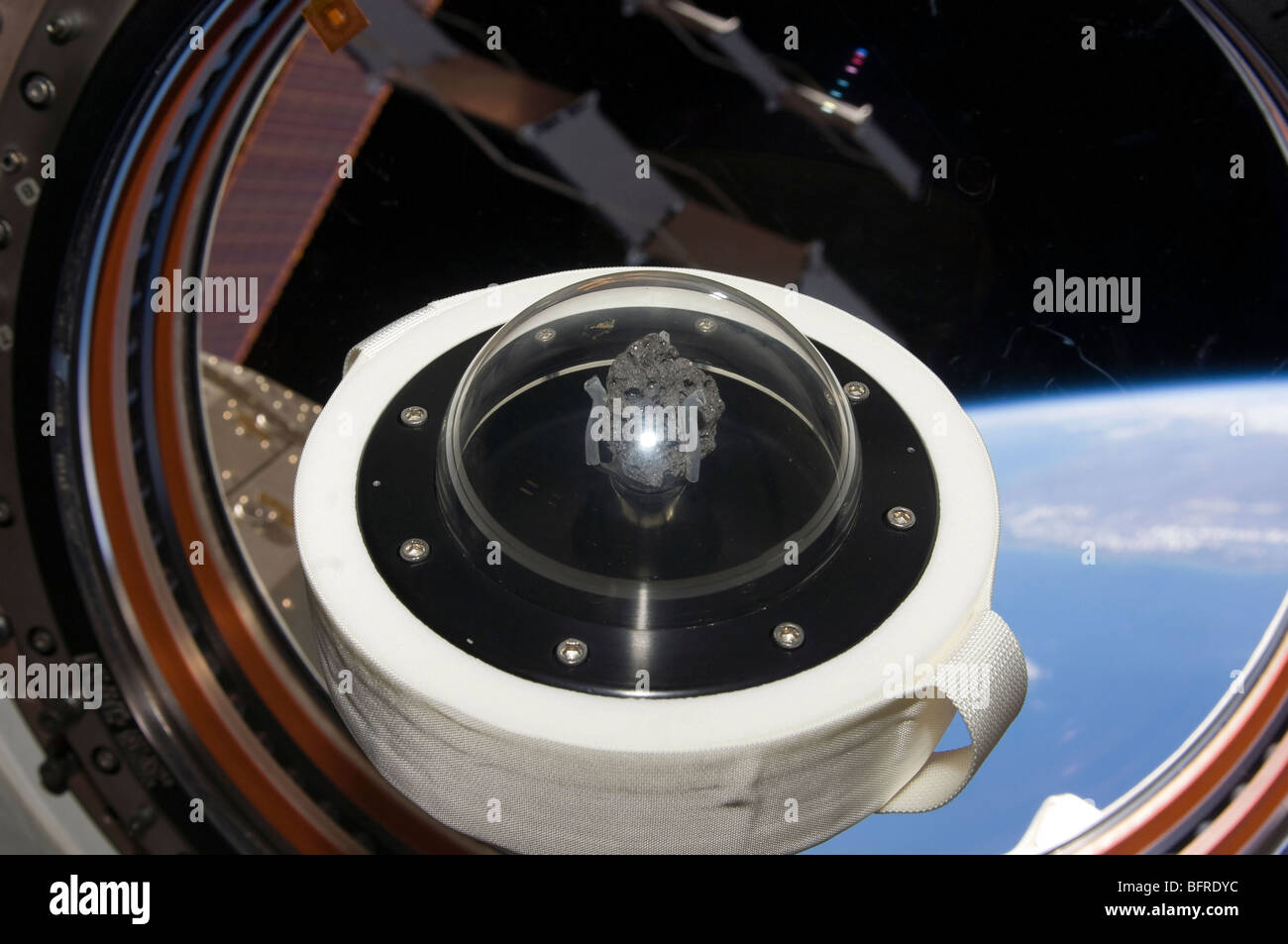 Ein Mondgestein schwebt an Bord der internationalen Raumstation ISS. Stockfoto