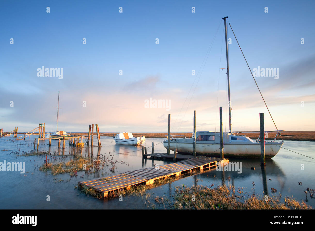 Boote bei Flut an einem ruhigen Novembermorgen bei Dornweiler an der Nordküste Norfolk Stockfoto