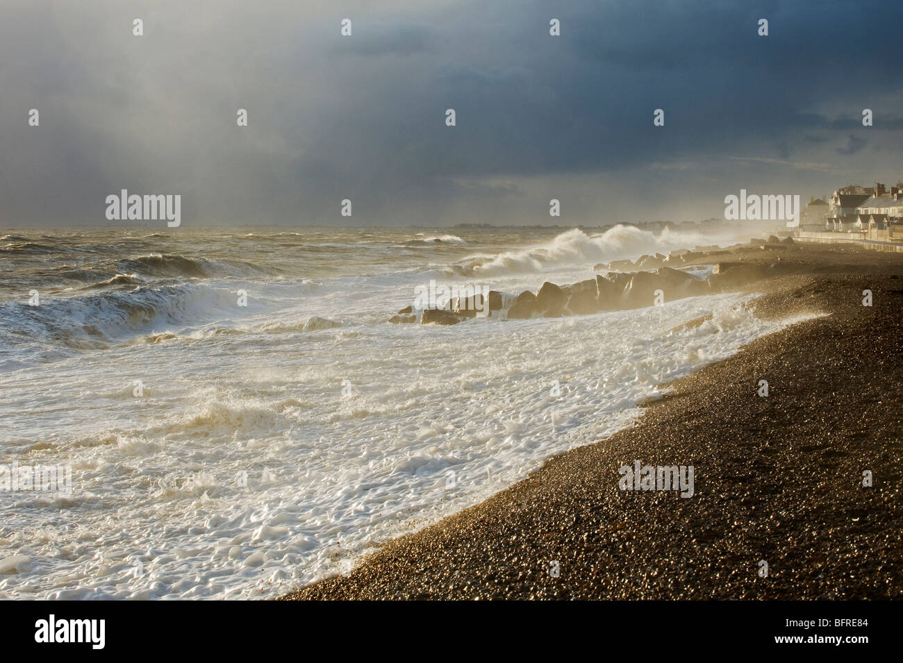 Raue See bei Sturm. Sandgate, Kent, UK Stockfoto