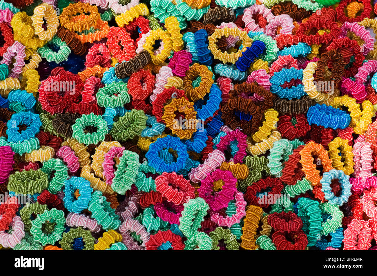Scrunchies, Haargummis, bunte Muster auf einem Markt in Indien Abschaltdruck Stockfoto