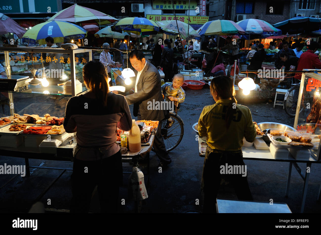 Menschen kaufen zubereitete Lebensmittel in Shanghai, China.12-Oct-2009 Stockfoto