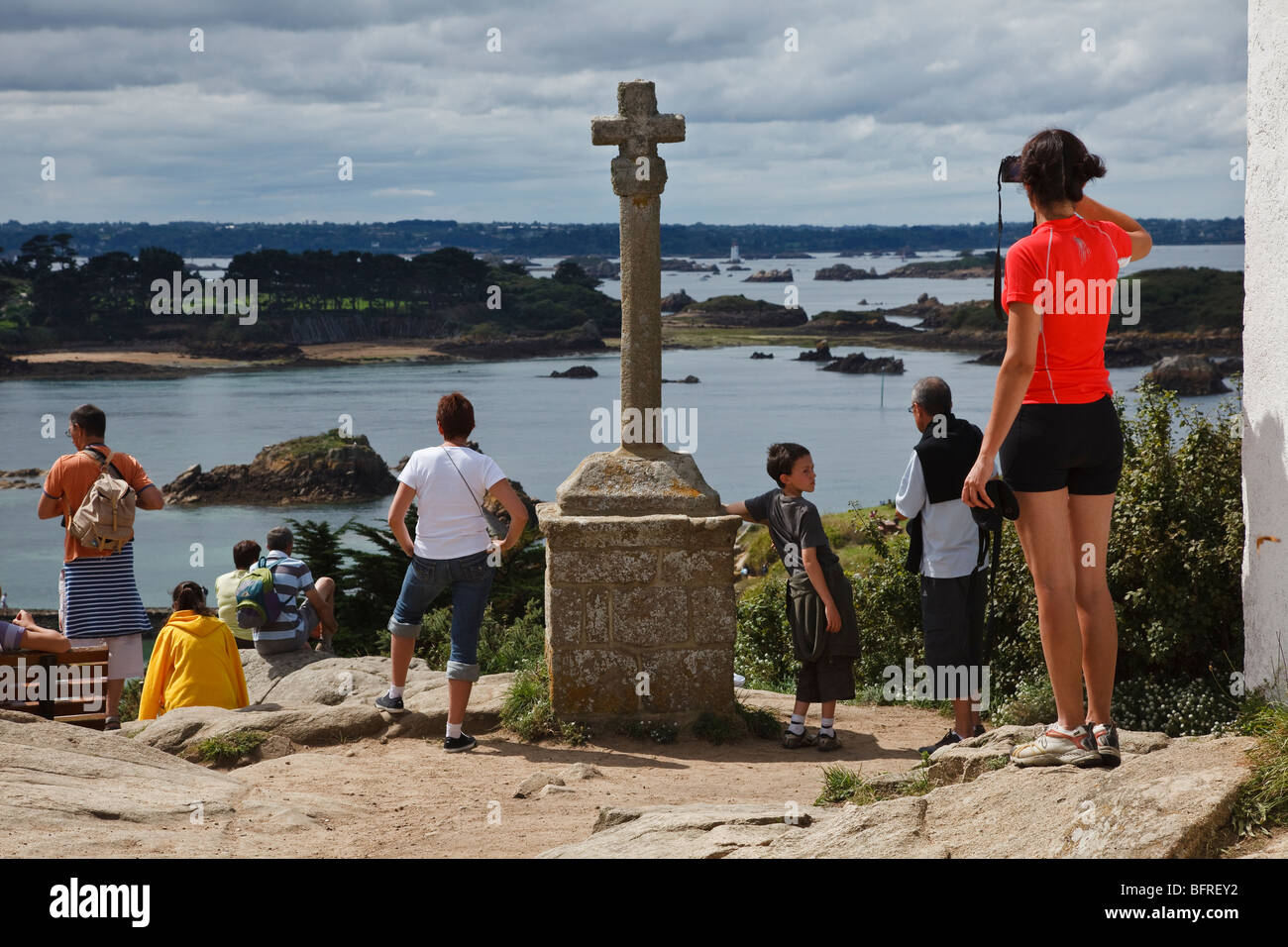 Touristen auf der Suche den Blick vom Chapelle Saint-Michel, Ile de Bréhat, Côte d ' Armor, Bretagne, Frankreich Stockfoto