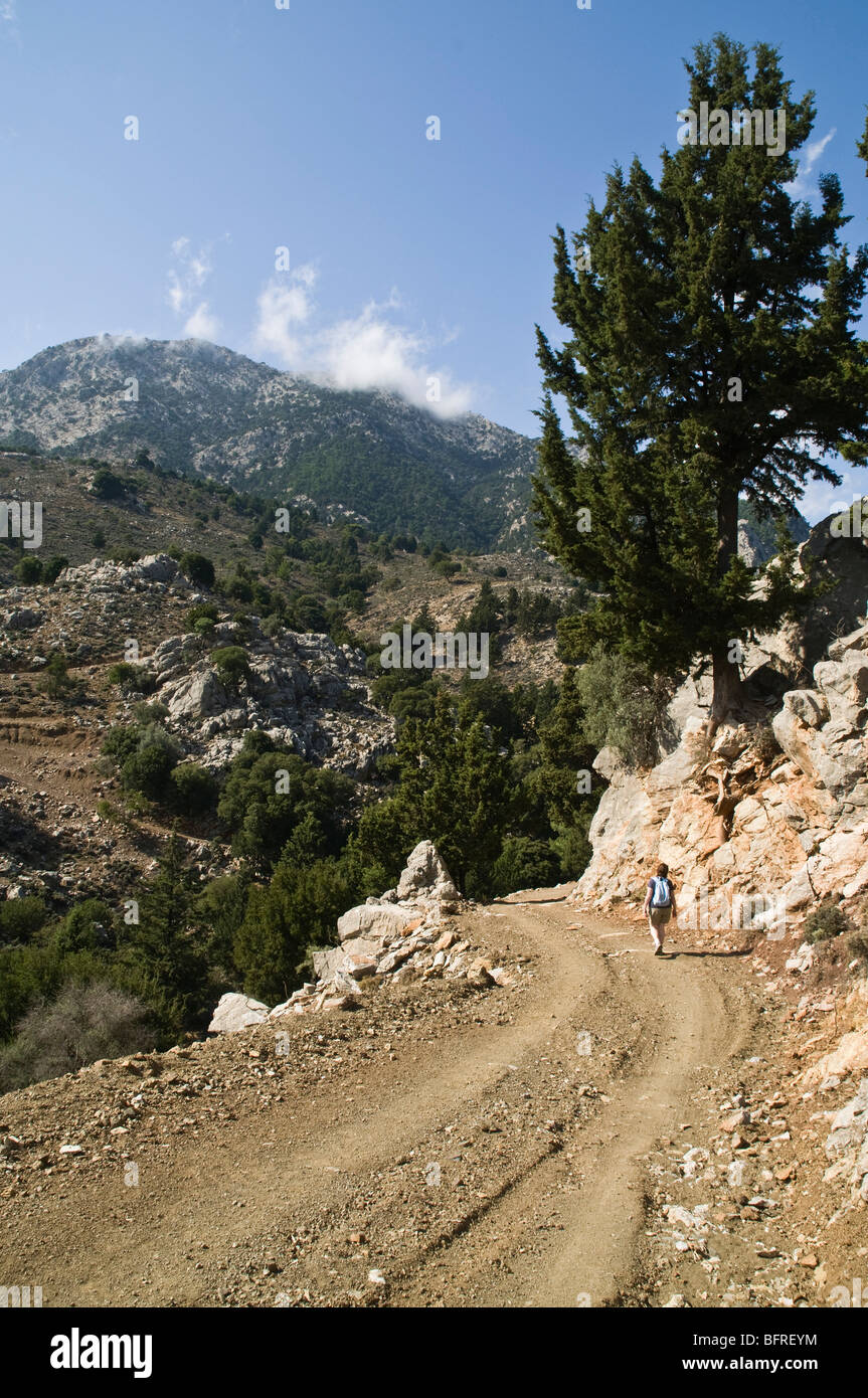 dh Metaxochori Gegend IERAPETRA GRIECHENLAND KRETA Tourist Frau Backpacker zu Fuß Auf der kretischen Dikti Bergstraße wandern Sie in die Berge der griechischen Inseln Stockfoto
