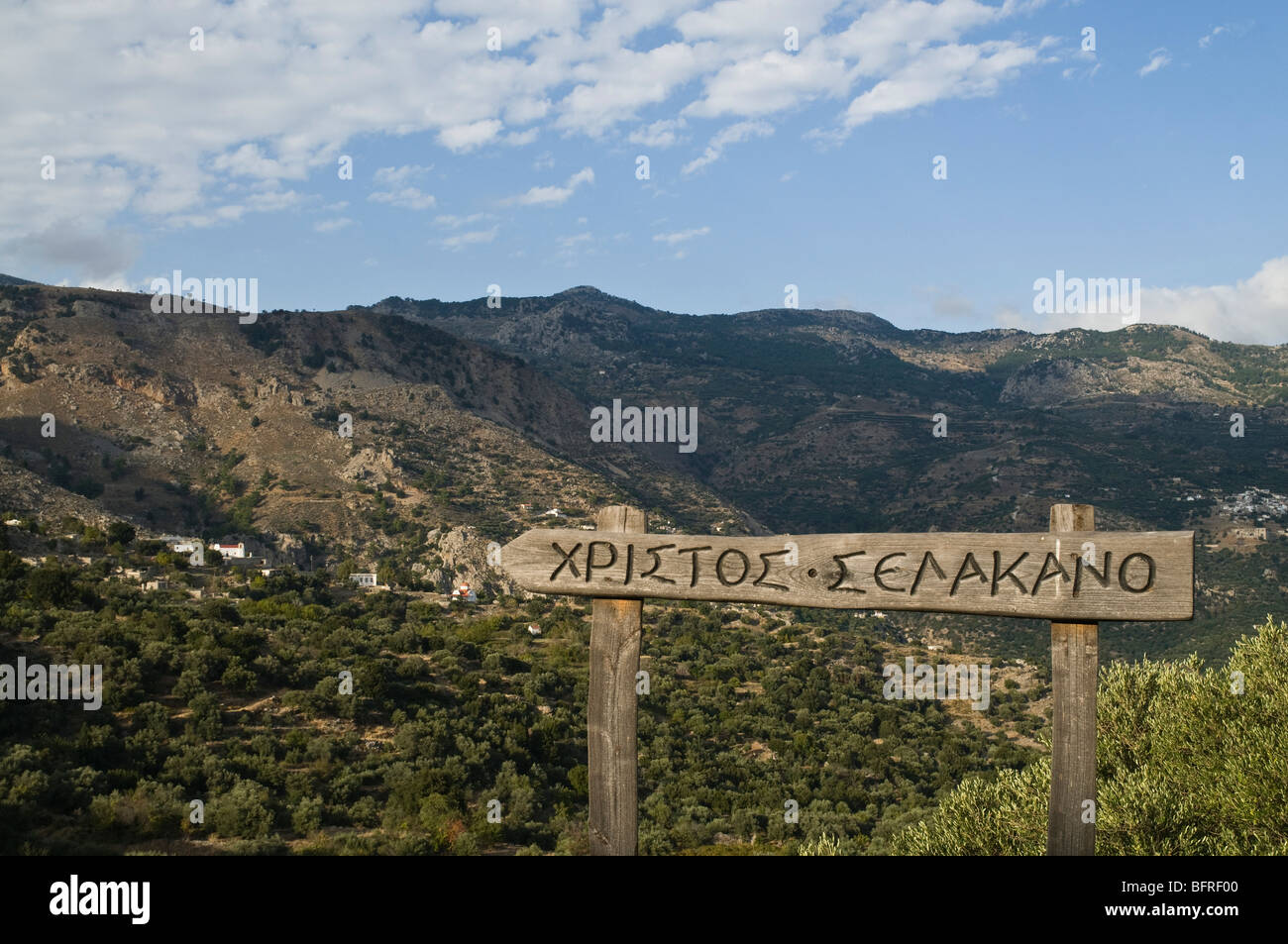 dh Metaxochori Bereich IERAPETRA Kreta griechische Straße Wegweiser in kretischen Berge Stockfoto