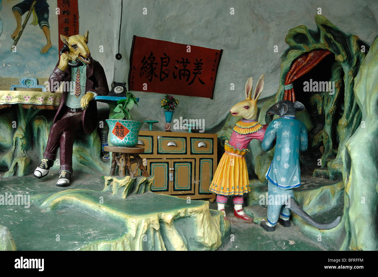 Amourösen Ratte und Kaninchen Geschichte oder Folk Tale, eine chinesische Liebesgeschichte, Tiger Balm Gardens Chinesisch Theme Park, Singapur Stockfoto