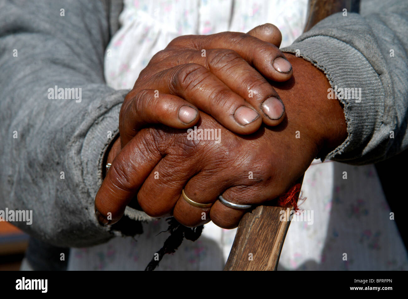 Die Hände einer alten Frau. Itapetininga, São Paulo, Brasilien 26.07.2006 um 10:37. Stockfoto