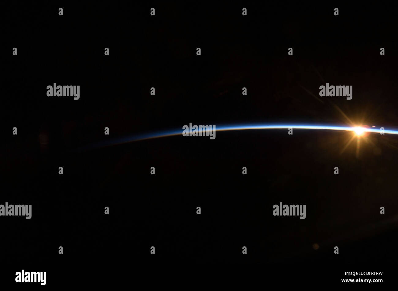 17. Juli 2009 - Sonnenaufgang von der STS-127-Crew im Raum gesehen. Stockfoto