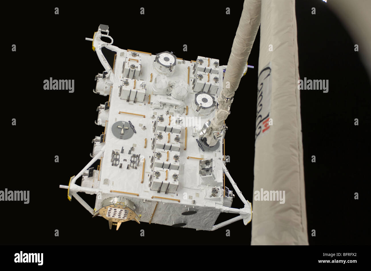 Die japanische Experiment Modul ausgesetzt Anlage im Griff des Shuttles remote Manipulator System Arm. Stockfoto