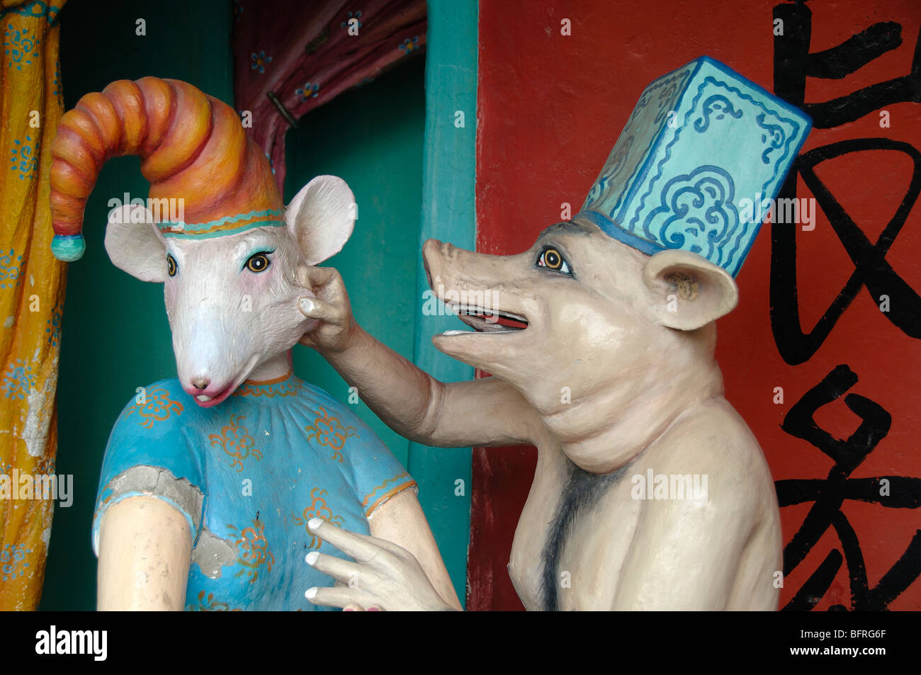 Verliebten Schwein und Maus Volkmärchen oder chinesische Liebesgeschichte, Tiger Balm Gardens Theme Park, Singapur Stockfoto