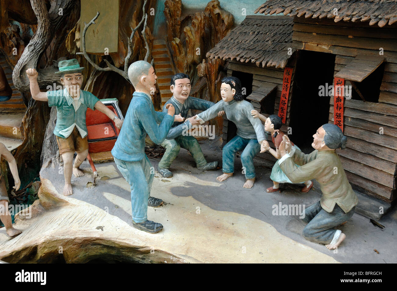 Chinesisches Dorf Schuldeneintreiber, „Debts Lead to a Life of Ruin“ Moralistic or Morality Tale, Tiger Balm Gardens Theme Park, Singapur Stockfoto