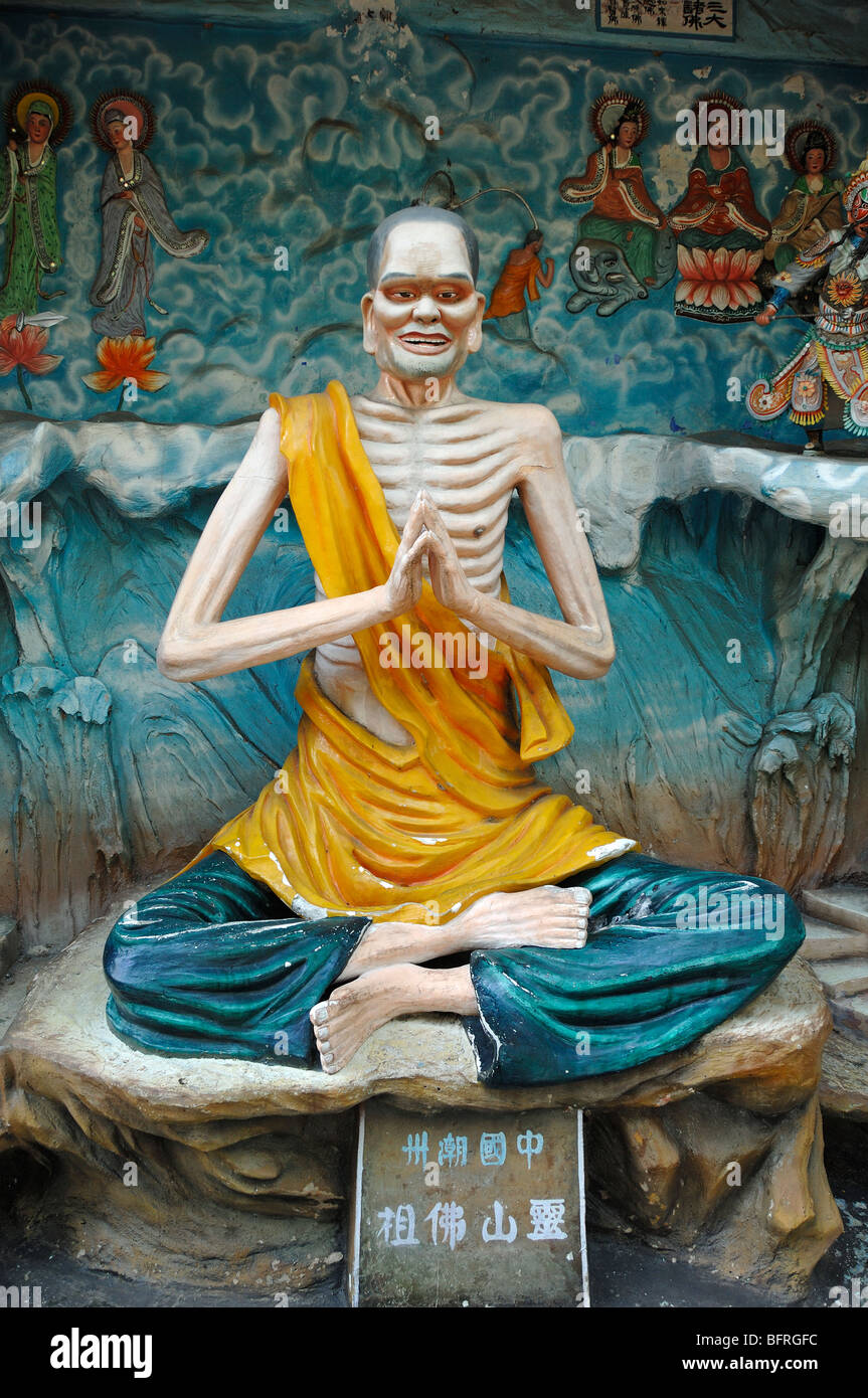 Dünner ausgemerkter Fasten-Buddha sitzend im Kreuz und betend, Statue im Tiger Balm Gardens Chinese Theme Park, Singapur Stockfoto