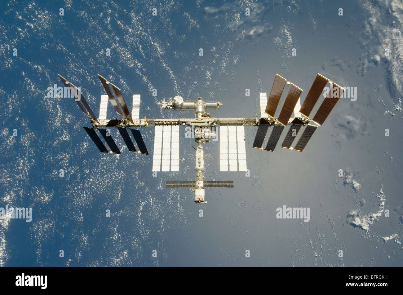 Internationale Raumstation Backdropped gegen Erde. Stockfoto
