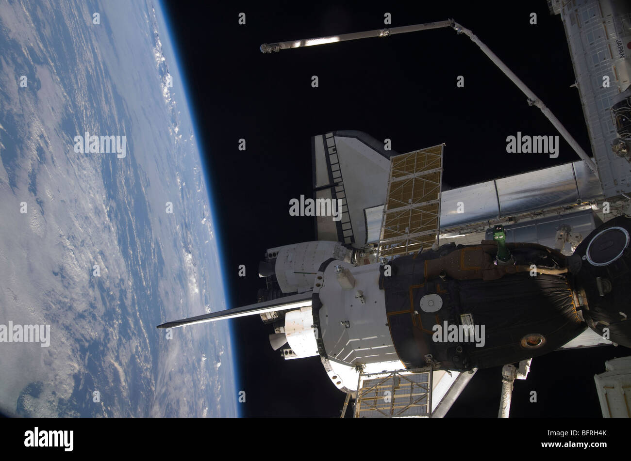 Space Shuttle Discovery Backdropped von der Erde Horizont. Stockfoto