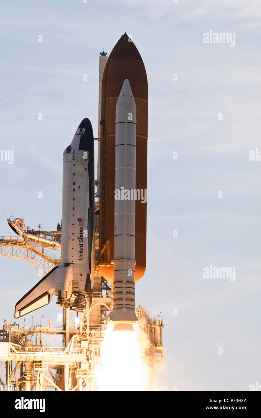 Space Shuttle Endeavour hebt ab vom Kennedy Space Center. Stockfoto