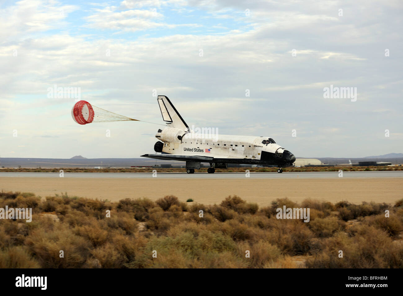 Space Shuttle Discovery setzt seine Drag-Rutsche, da das Fahrzeug zum Stillstand kommt. Stockfoto