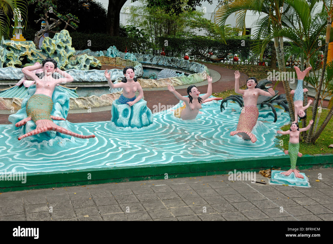 Meerjungfrauen oder Meerjungfrau Statuen in der Signatur Teich, Tiger Balm Gardens Chinesisch Theme Park, Singapur Stockfoto