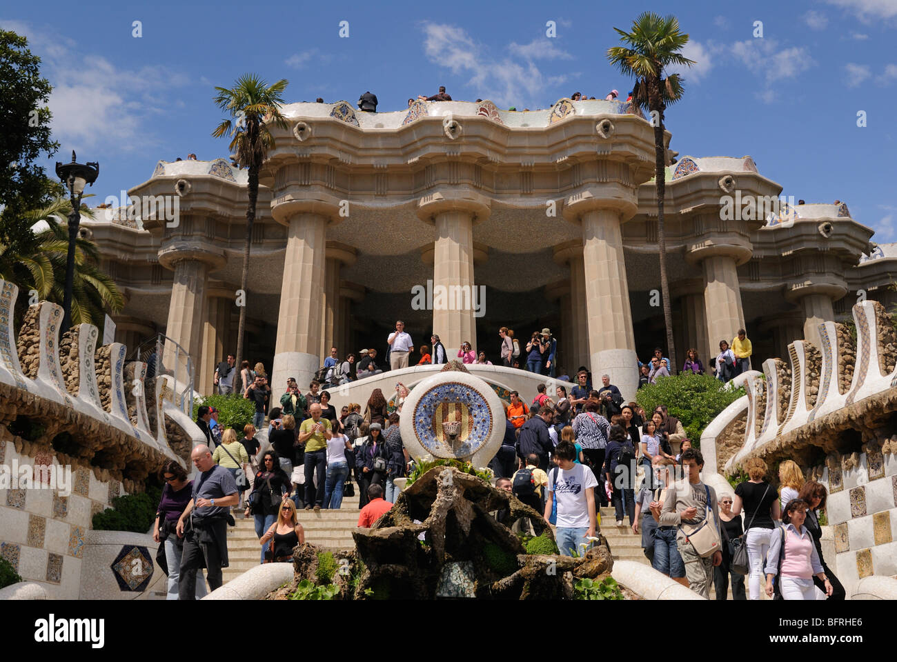 Parque Güell, der Park Güell von Antoni Gaudi, Eingang, Brunnen, Touristen, Treppen, Barcelona, Katalonien, Spanien, Europa. Stockfoto