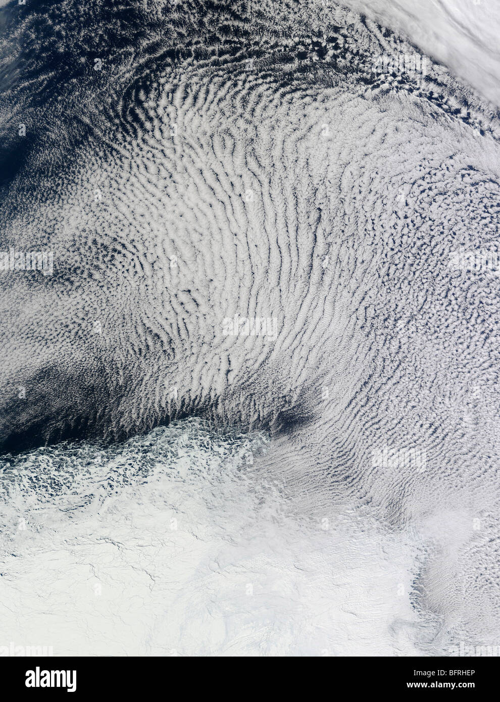 10. September 2009 - Cloud-Muster und Meereis im südlichen Ozean. Stockfoto